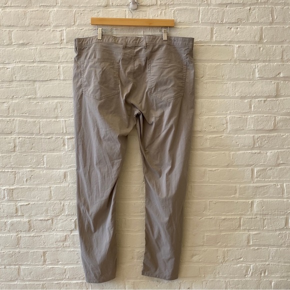 Faherty || Movement 5-Pocket Pant Fossil Grey 40 x 32 - Picture 4 of 10